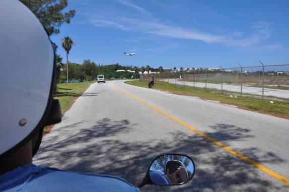 Passando de scooter pela cabeceira do aeroporto, quase chegando em San George, no norte de Bermuda